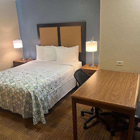 Hometowne Studios And Suites By Red Roof Greensboro Eksteriør billede