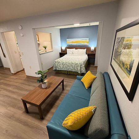 Hometowne Studios And Suites By Red Roof Greensboro Eksteriør billede