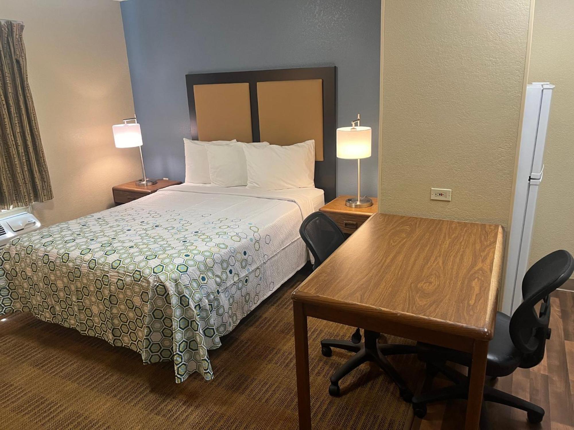 Hometowne Studios And Suites By Red Roof Greensboro Eksteriør billede