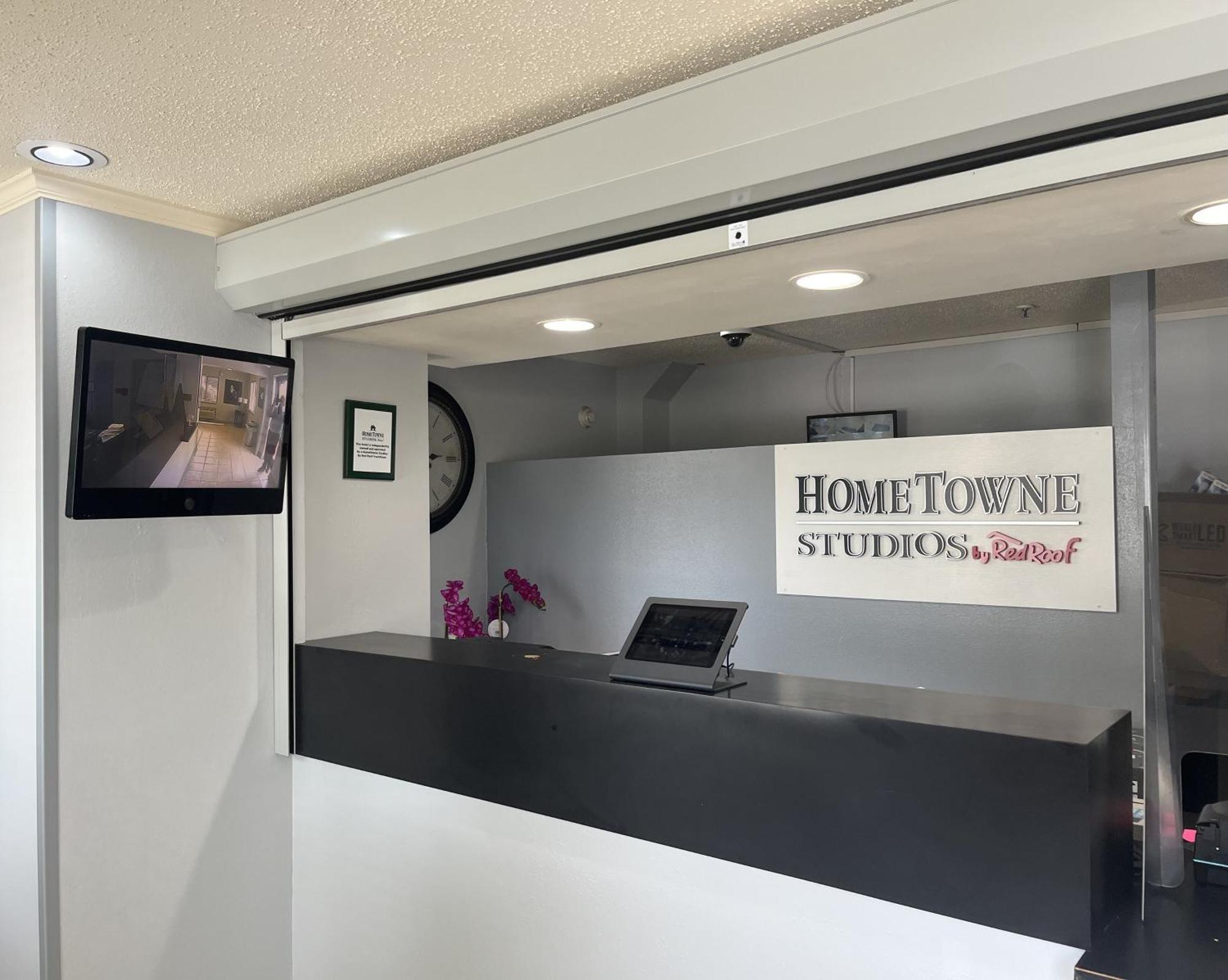 Hometowne Studios And Suites By Red Roof Greensboro Eksteriør billede