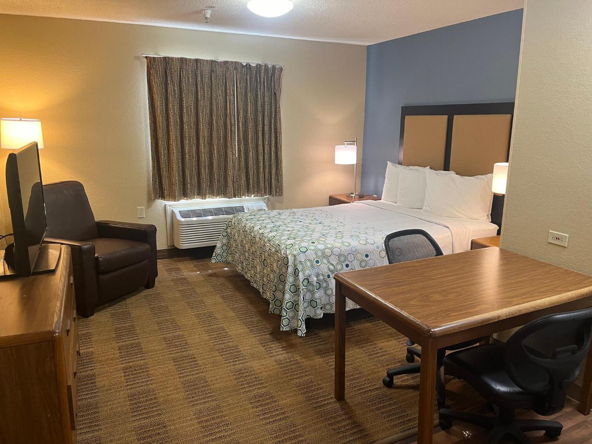 Hometowne Studios And Suites By Red Roof Greensboro Eksteriør billede