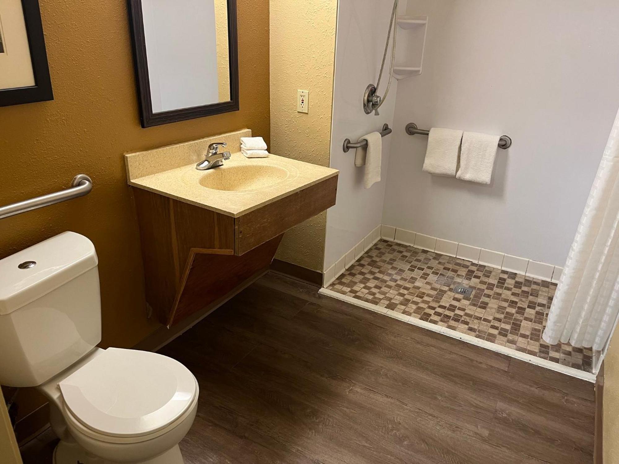 Hometowne Studios And Suites By Red Roof Greensboro Eksteriør billede