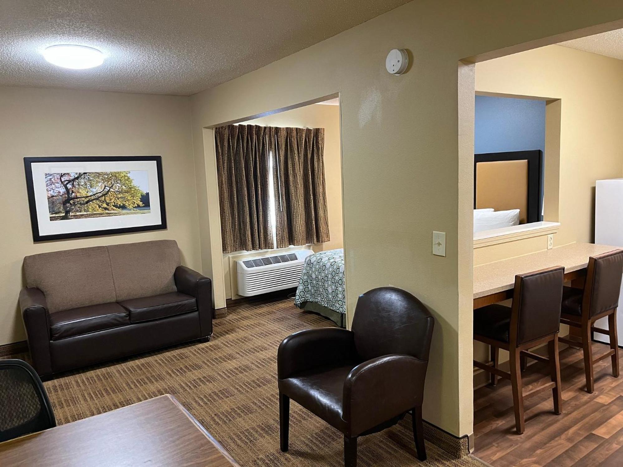 Hometowne Studios And Suites By Red Roof Greensboro Eksteriør billede