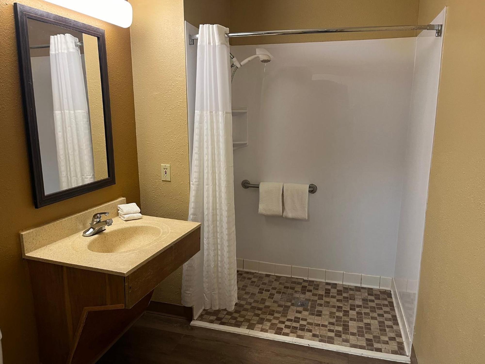 Hometowne Studios And Suites By Red Roof Greensboro Eksteriør billede