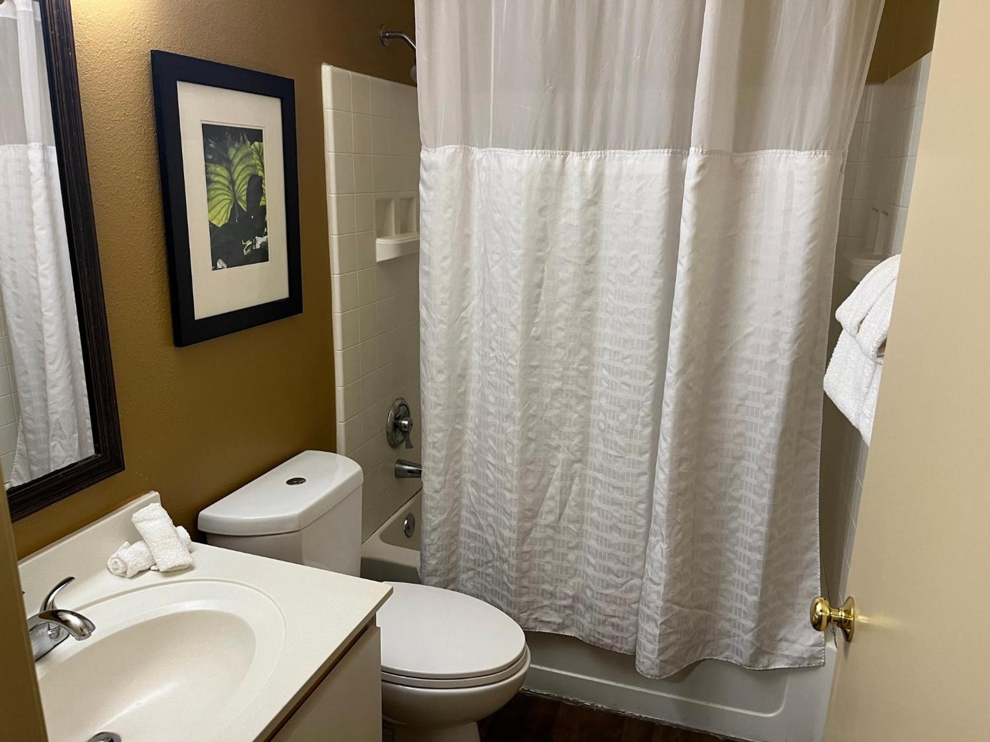 Hometowne Studios And Suites By Red Roof Greensboro Eksteriør billede