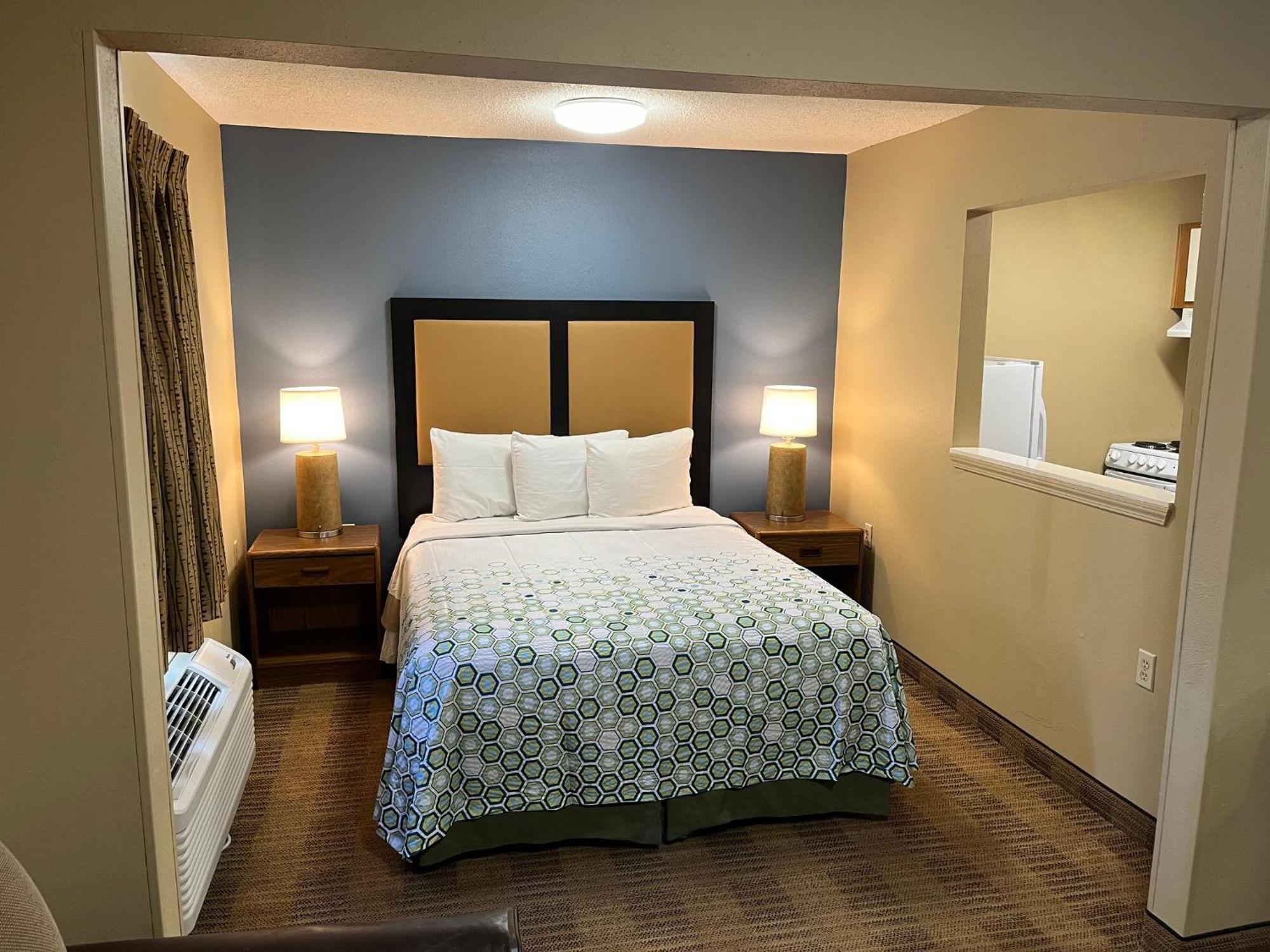 Hometowne Studios And Suites By Red Roof Greensboro Eksteriør billede
