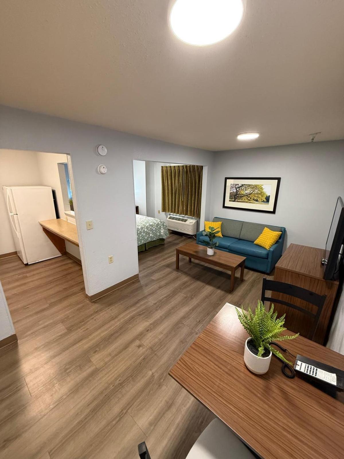 Hometowne Studios And Suites By Red Roof Greensboro Eksteriør billede