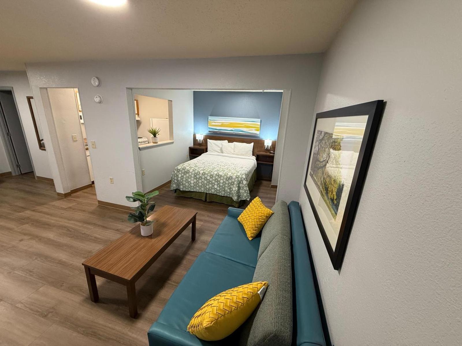 Hometowne Studios And Suites By Red Roof Greensboro Eksteriør billede