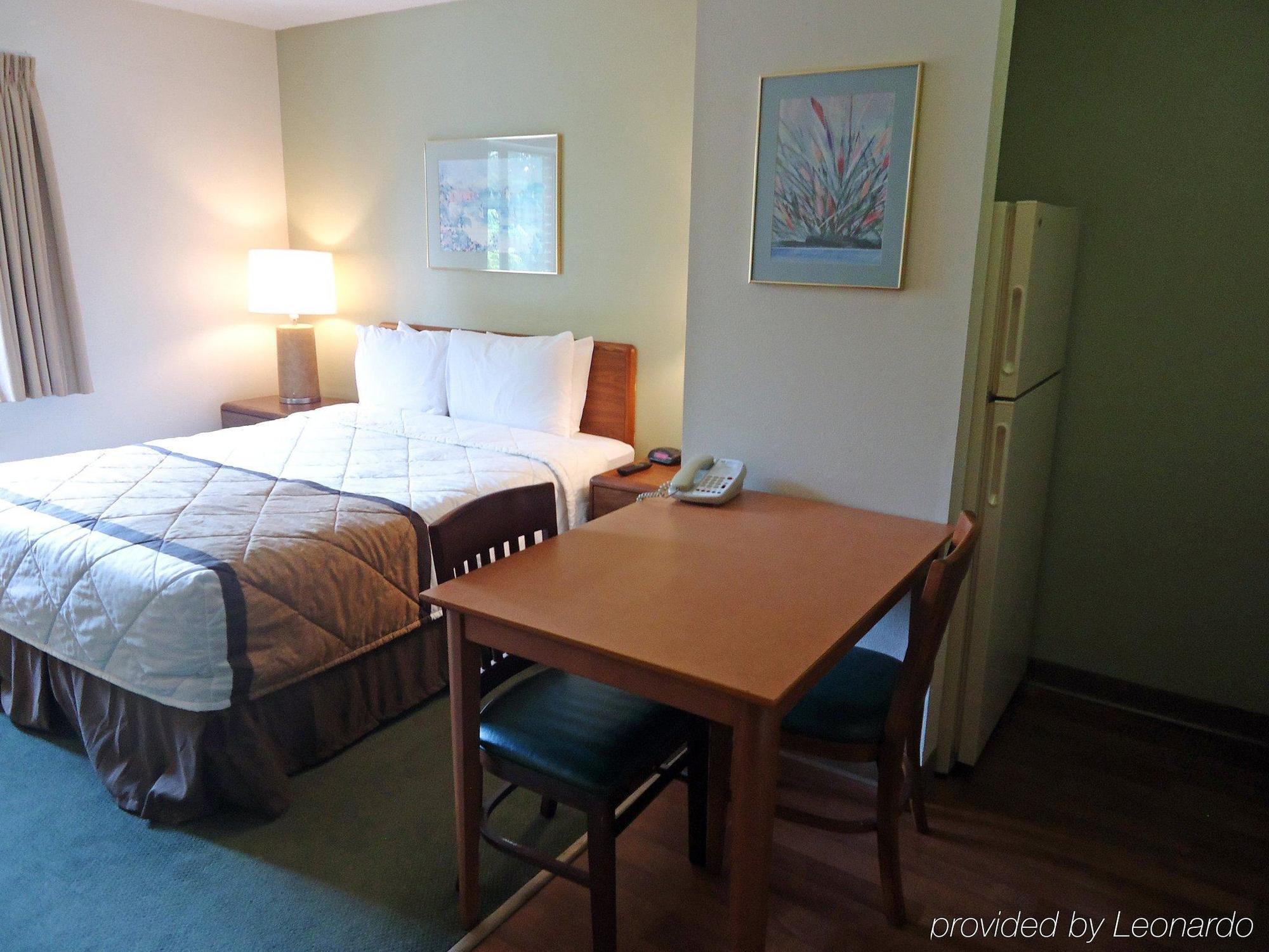Hometowne Studios And Suites By Red Roof Greensboro Eksteriør billede