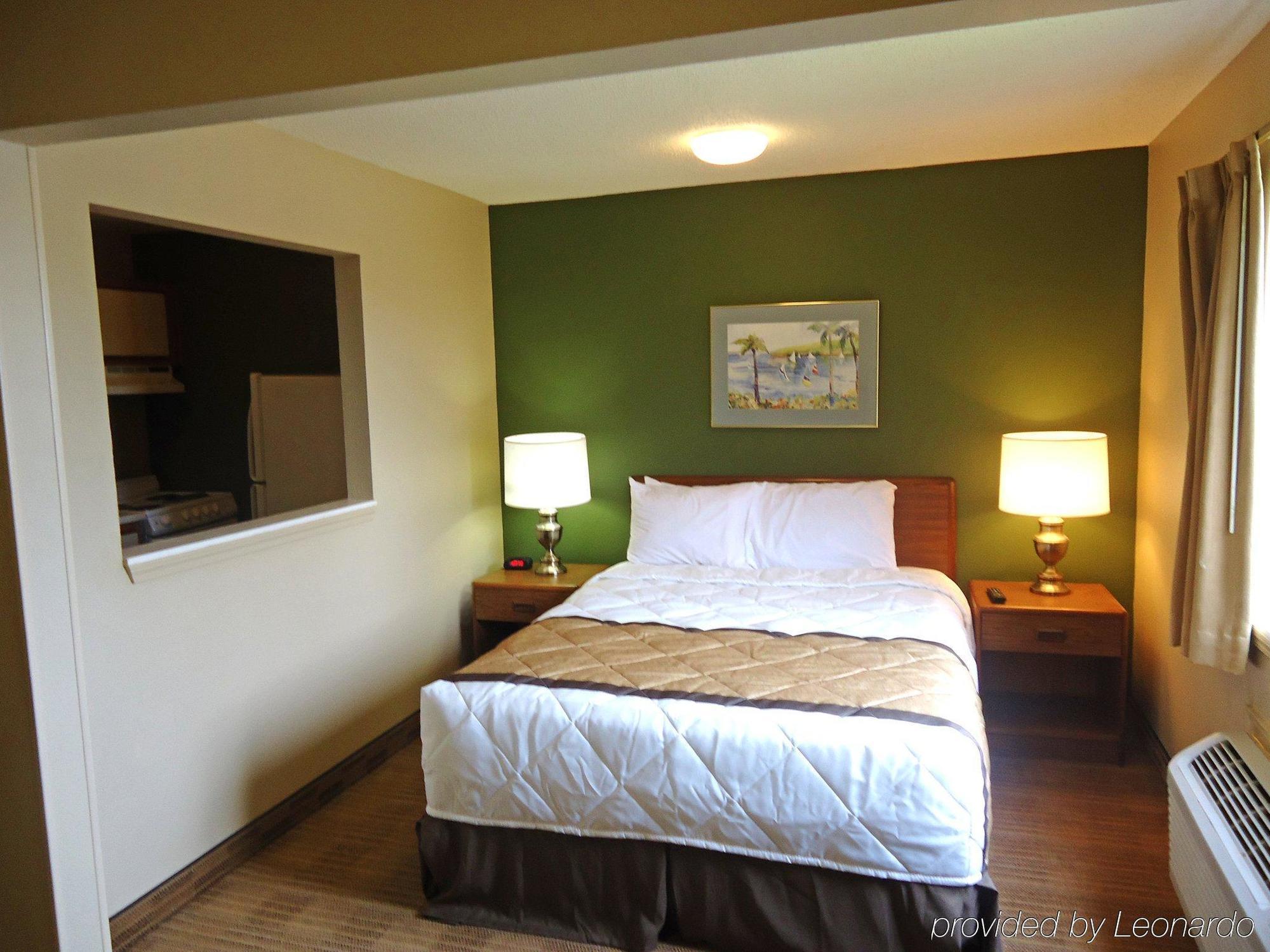Hometowne Studios And Suites By Red Roof Greensboro Eksteriør billede