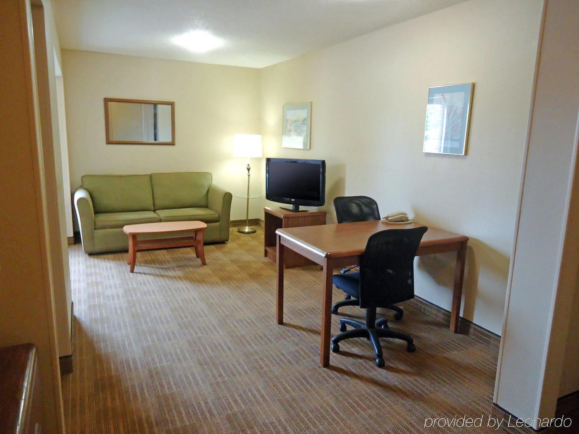 Hometowne Studios And Suites By Red Roof Greensboro Eksteriør billede
