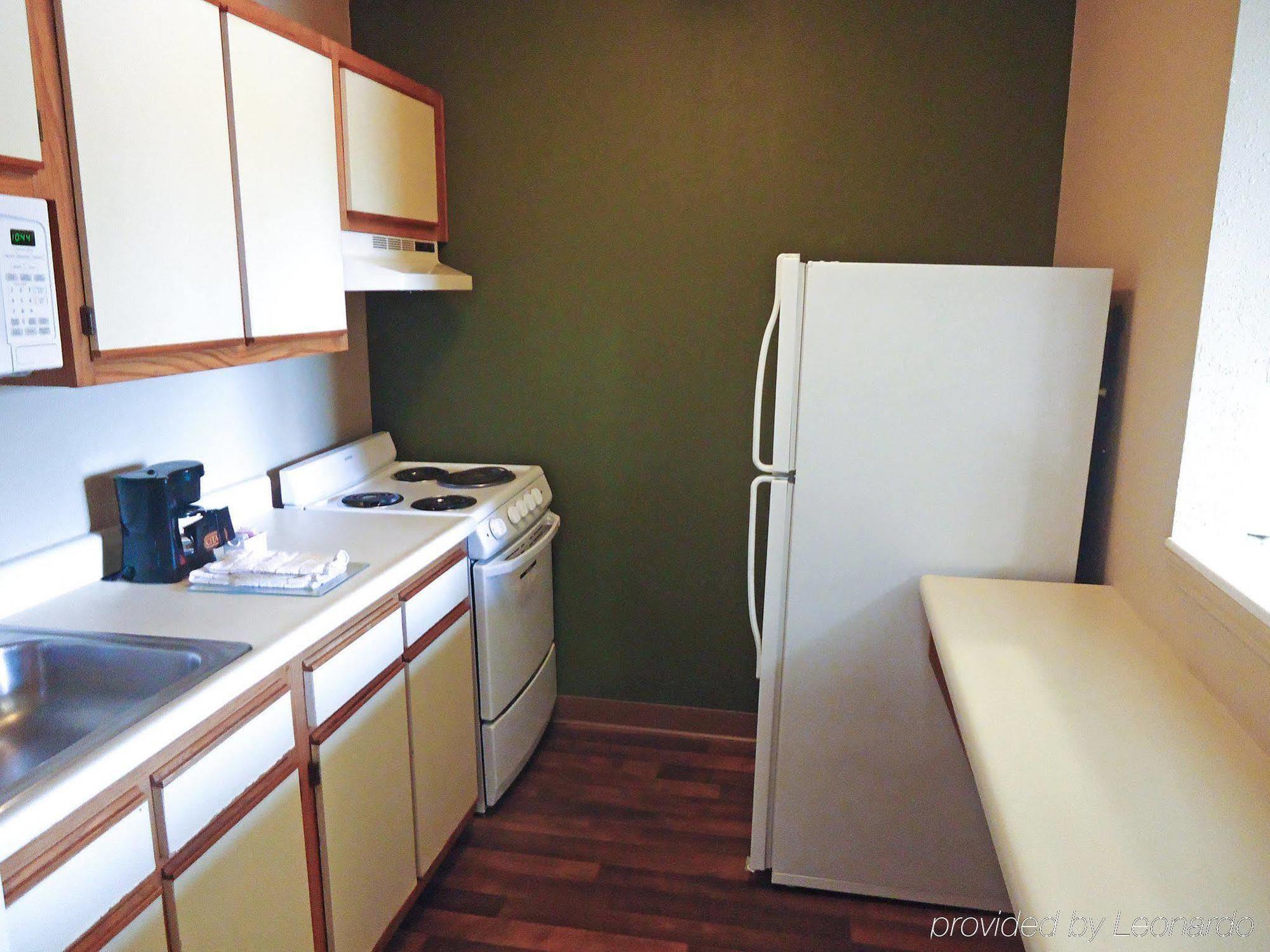 Hometowne Studios And Suites By Red Roof Greensboro Eksteriør billede